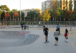 chicos paracticando skate en el skatepark de madrid Rio